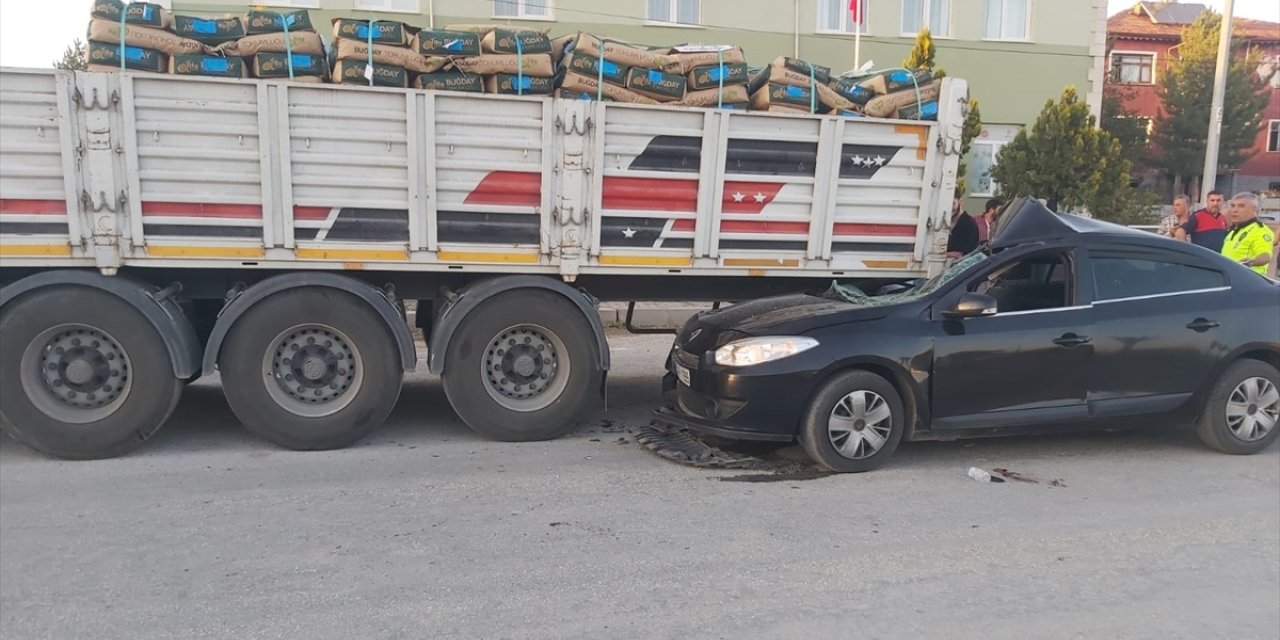 Çorum'da park halindeki tıra çarpan otomobildeki 4 kişi yaralandı