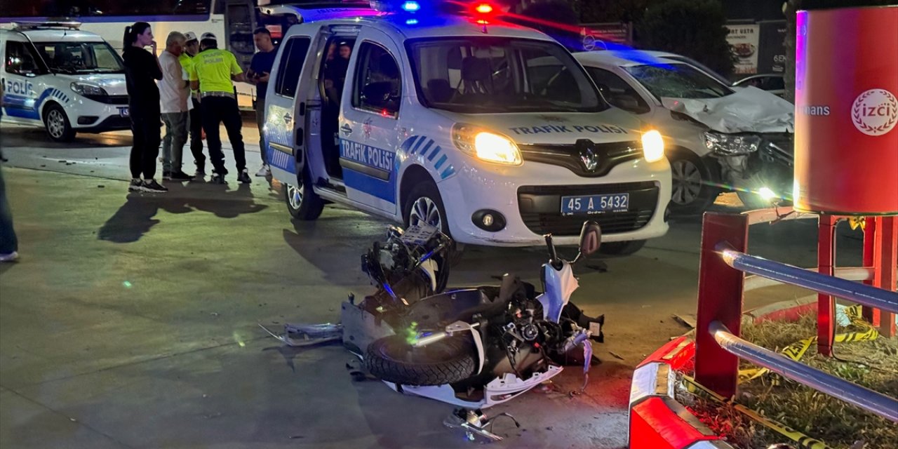 Manisa'da otomobilin çarptığı motosikletli kurye hayatını kaybetti