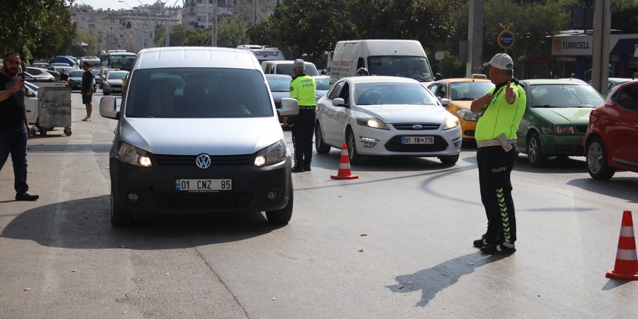 Adana'da yayalara yol vermeyen sürücülere ceza kesildi