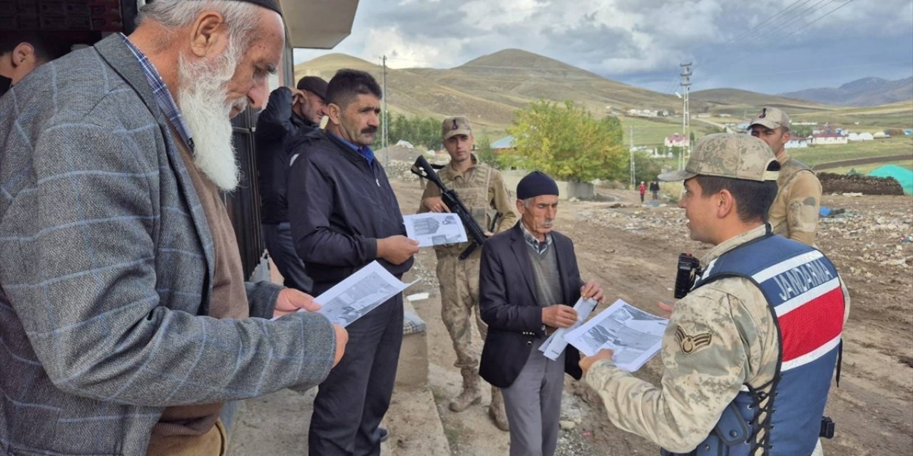 Erzurum'da jandarma kırsal mahallelerde vatandaşları dolandırıcılara karşı uyarıyor