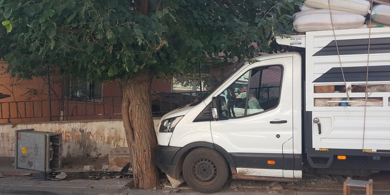 Bingöl'de freni tutmayan kamyonetin pano ve ağaca çarpması sonucu sürücü yaralandı