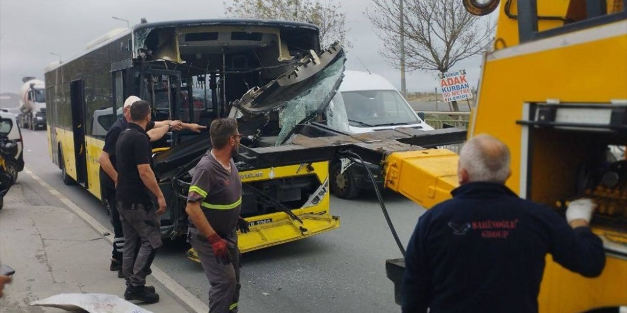 Sultangazi'de iki İETT otobüsünün çarpışması sonucu 2 yolcu yaralandı