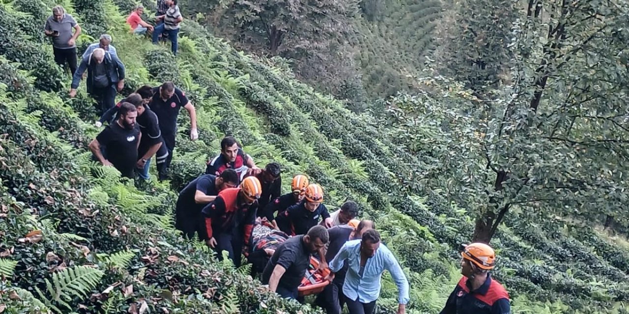 Rize'de yamaçtan yuvarlanan otomobilin sürücüsü öldü, eşi yaralandı