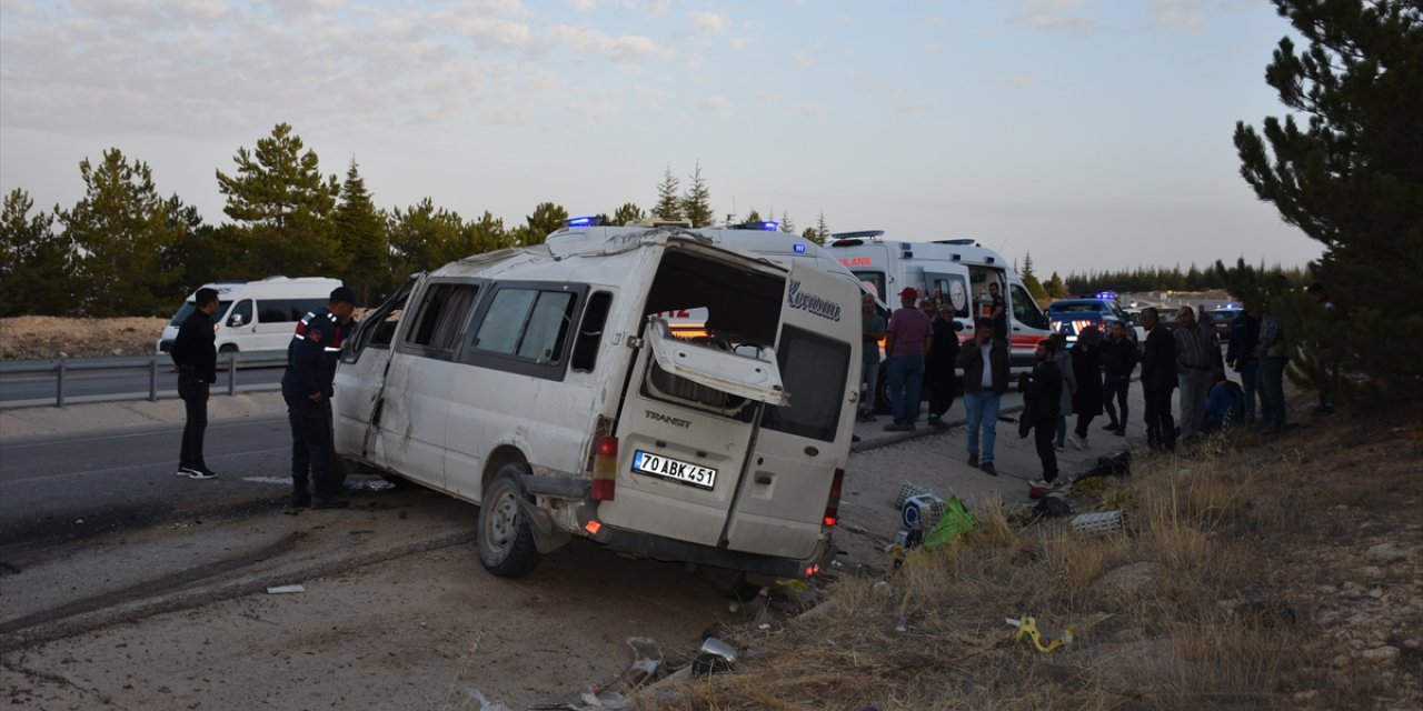 Karaman'da işçi servisinin devrildiği kazada 2 kişi öldü 13 kişi yaralandı