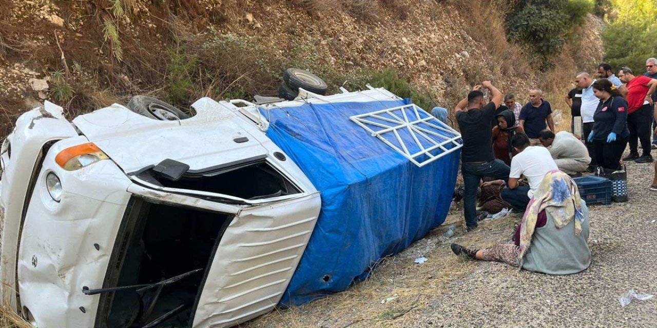 Antalya'da şarampole devrilen kamyonetteki 8 kişi yaralandı