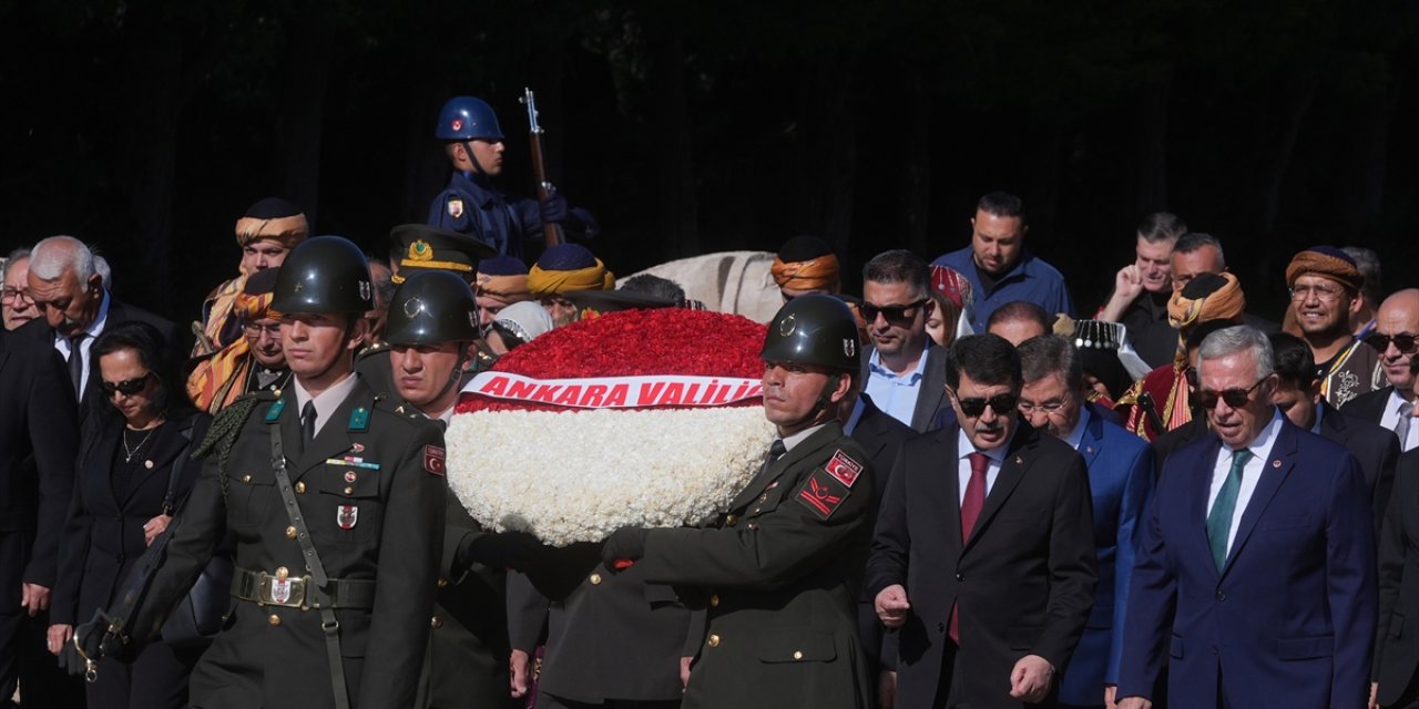 Vali Şahin, Ankara'nın başkent oluşunun 101. yılı dolayısıyla Anıtkabir'i ziyaret etti