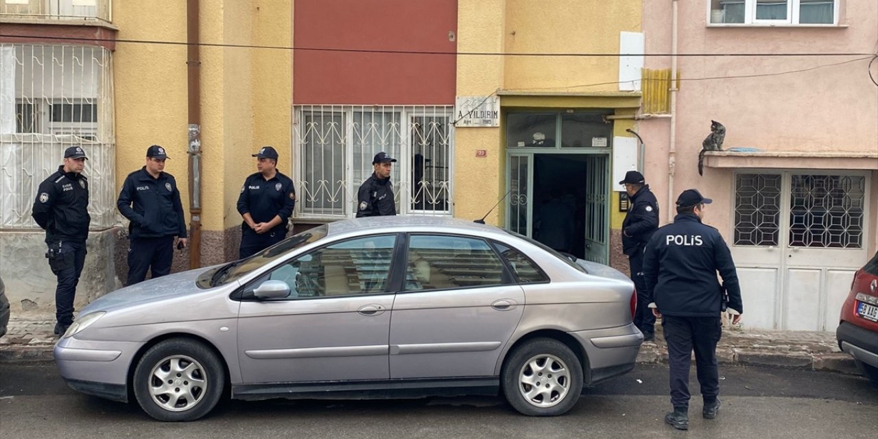 Sivas'ta emekli öğretmen, tartıştığı baba ve oğlu tabancayla yaraladı