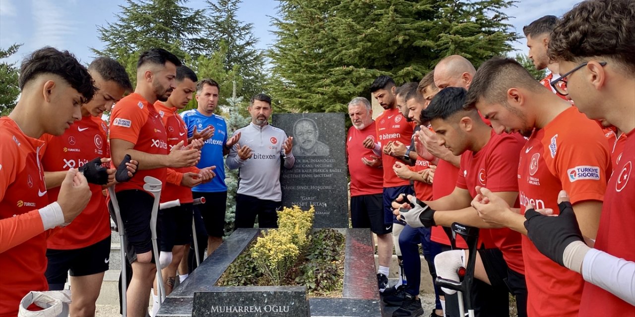 Ampute Milli Futbol Takımı, Neşet Ertaş'ın kabrini ziyaret etti