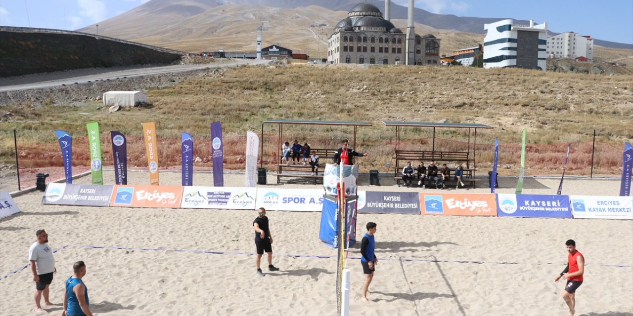 Erciyes'te plaj voleybolu turnuvası devam ediyor