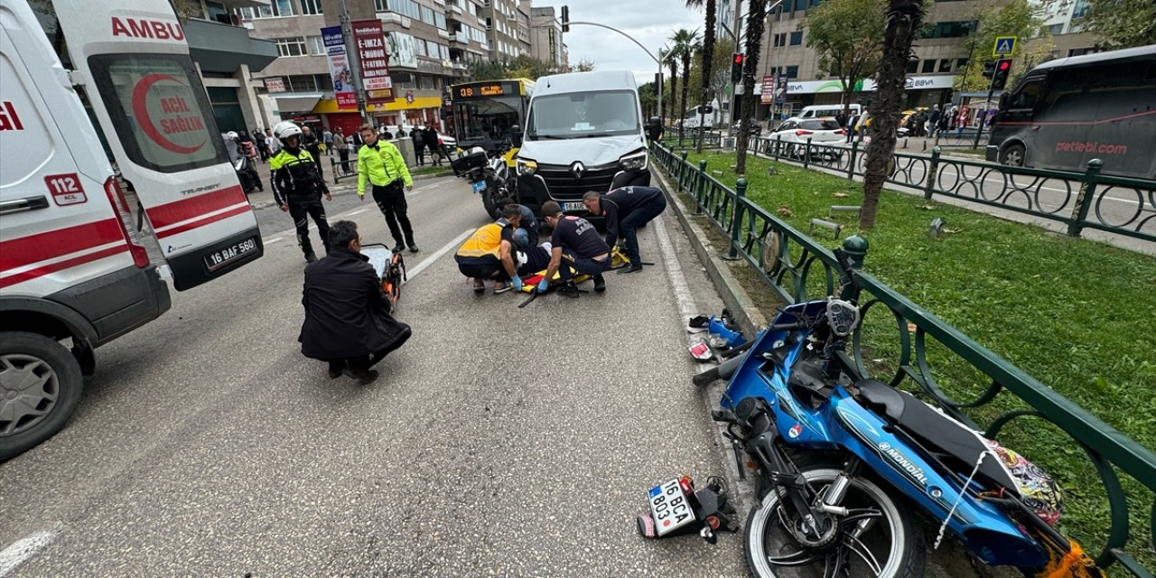 Bursa'da kamyonetle çarpışan motosikletin sürücüsü yaralandı