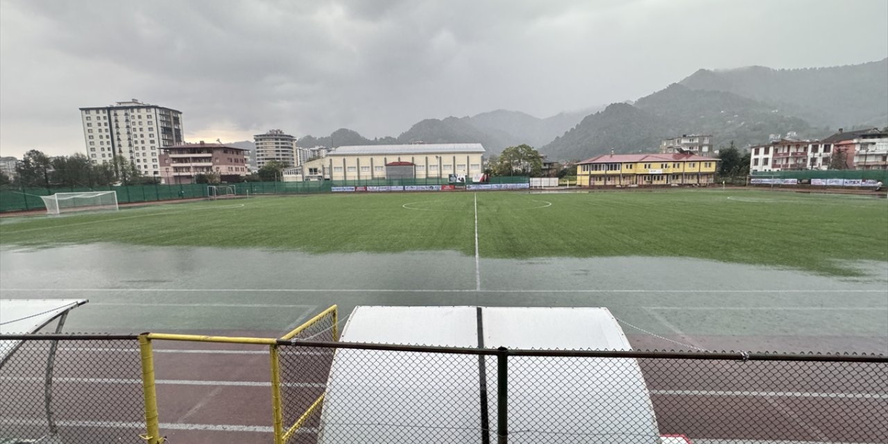 Artvin Hopaspor-Tokat Belediye Plevnespor maçı sağanak nedeniyle ertelendi