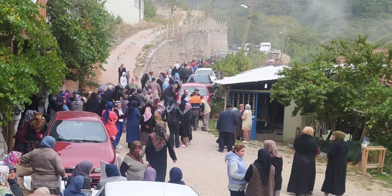 GÜNCELLEME 4 - Bursa'da bir evde ve bahçesinde 3 kişi öldürülmüş halde bulundu