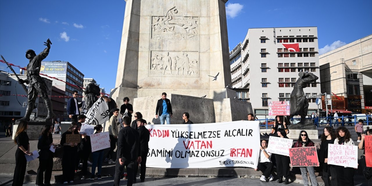 Ankara'da bir grup üniversite öğrencisinden kadın cinayetlerine protesto