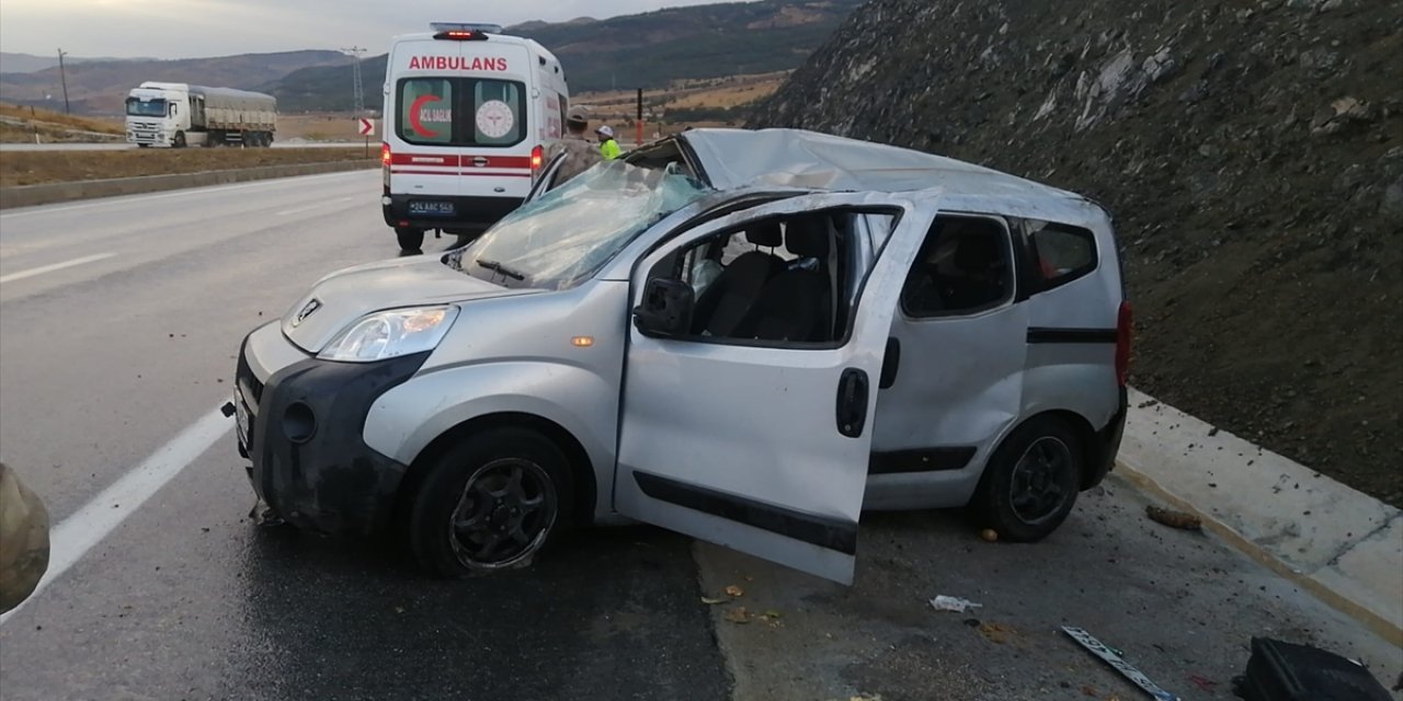 Erzincan'daki trafik kazasında 3 kişi yaralandı