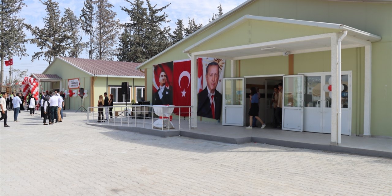 Hatay'da depremde hasar aldığı için yıkılan okulun yerine yenisi yapıldı