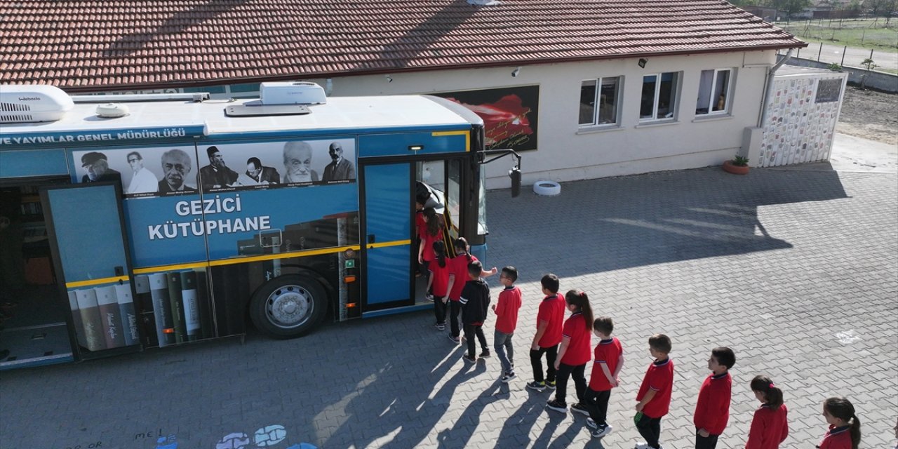 Gezici Kütüphane, köy okullarındaki öğrencilerin okuma alışkınlığını geliştiriyor