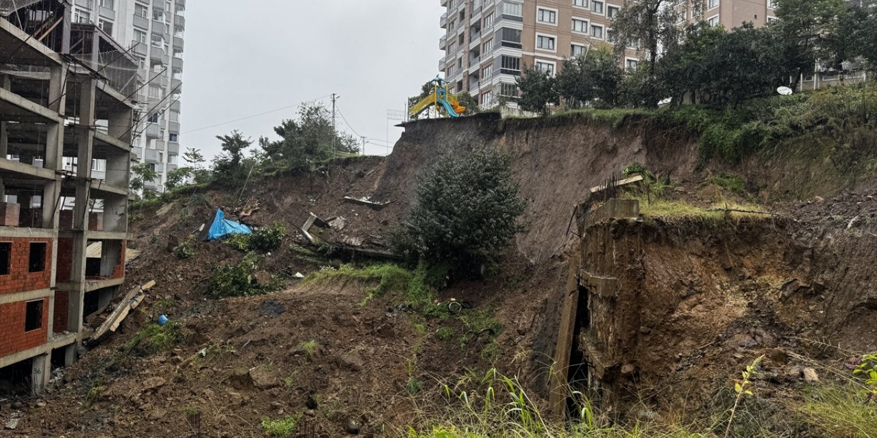 Rize'de toprak kayması sonucu çocuk parkı ve istinat duvarı zarar gördü