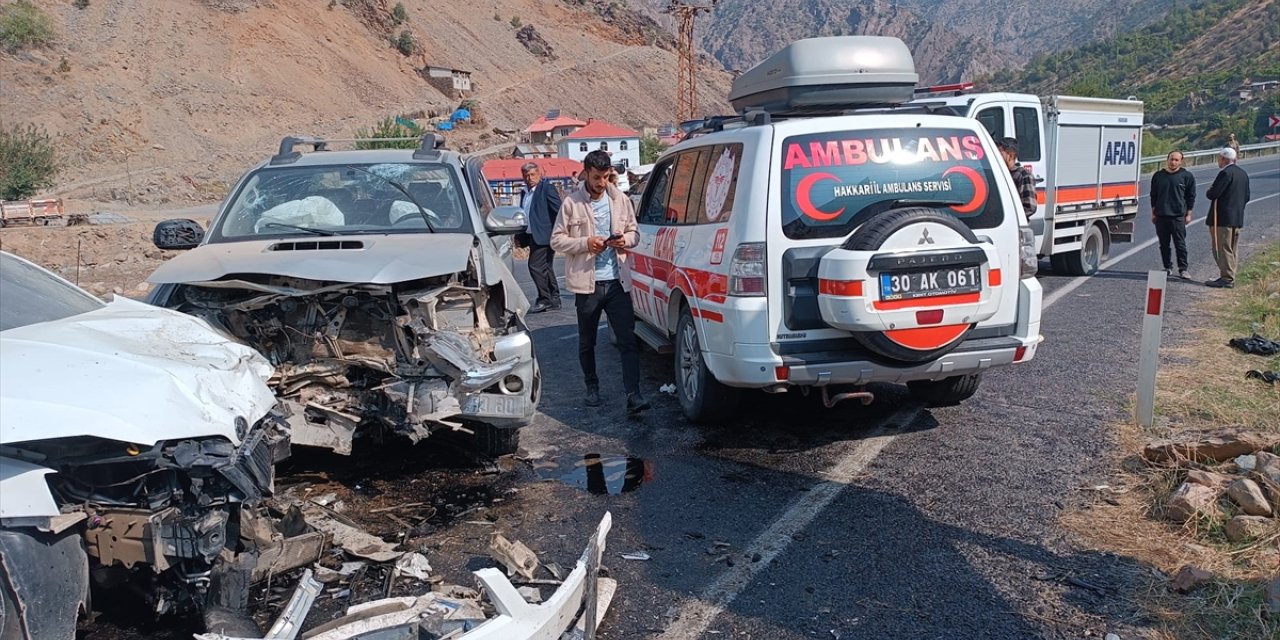 Hakkari'de pikap ile otomobilin çarpıştığı kazada 6 kişi yaralandı