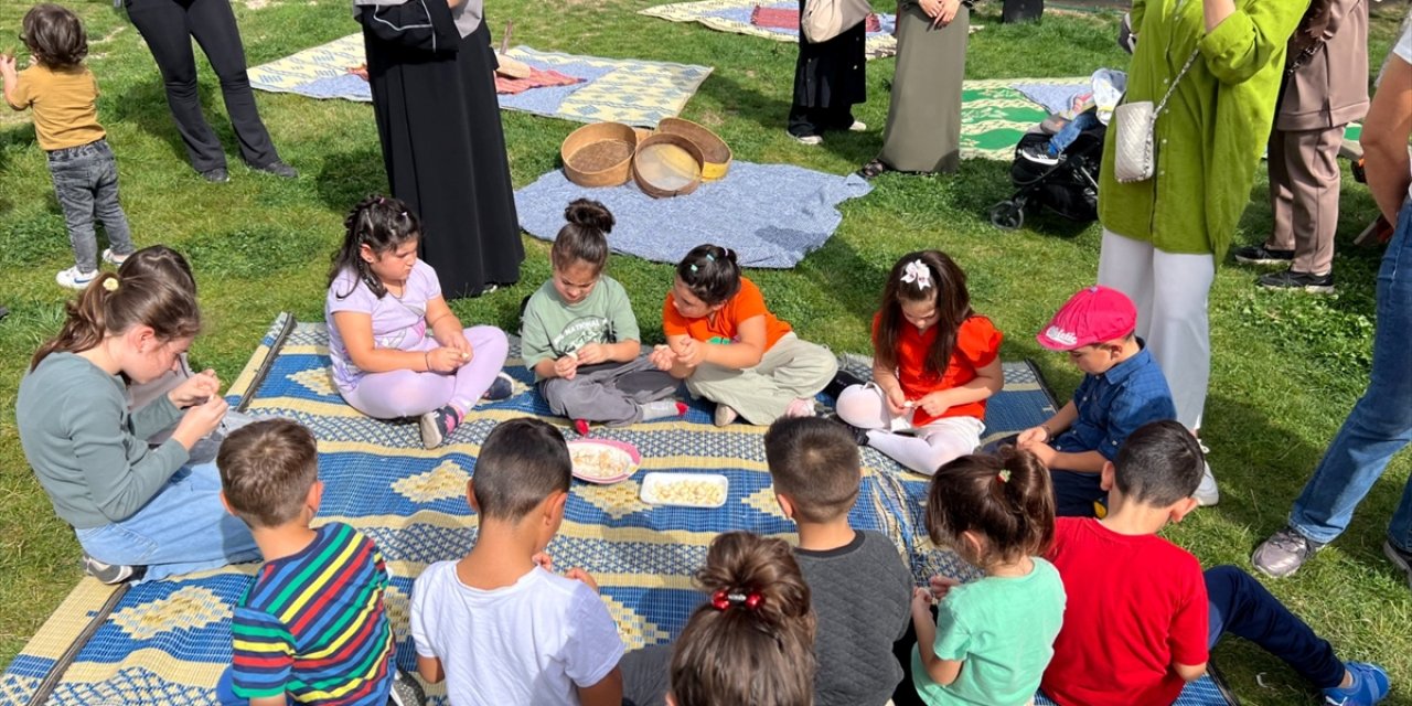 Çorum'da çocuklar kışlık yiyecek hazırlamayı öğrendi