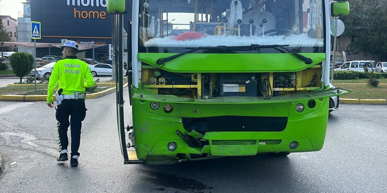 Kocaeli'de halk otobüsüyle otomobilin çarpıştığı kazada 4 kişi yaralandı