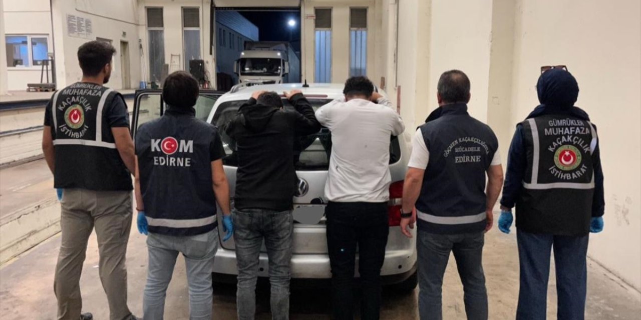 Edirne'de otomobilin gizli bölmesinde 2 düzensiz göçmen yakalandı