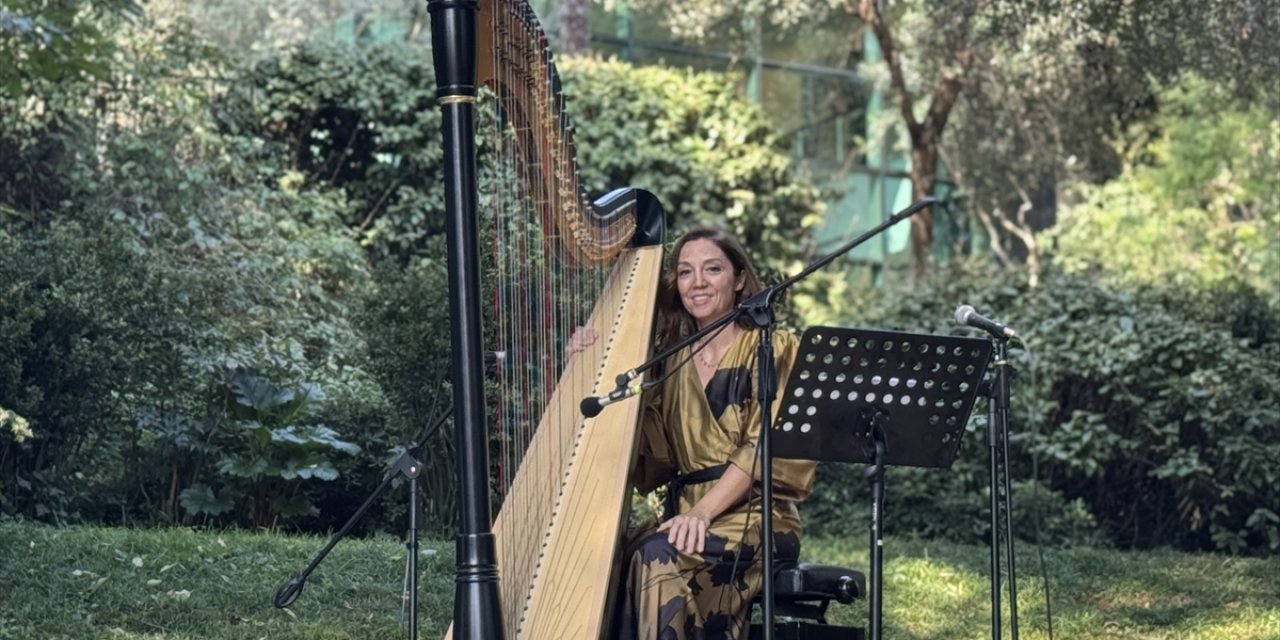 Arpist Meriç Dönük, enstrümanıyla kültürlerarası bir gezinti sunuyor