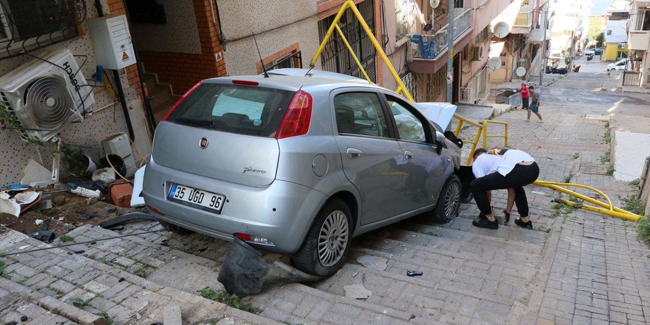 İzmir'de otomobillerin kaza sonrası merdivenlere düşmesi güvenlik kamerasında