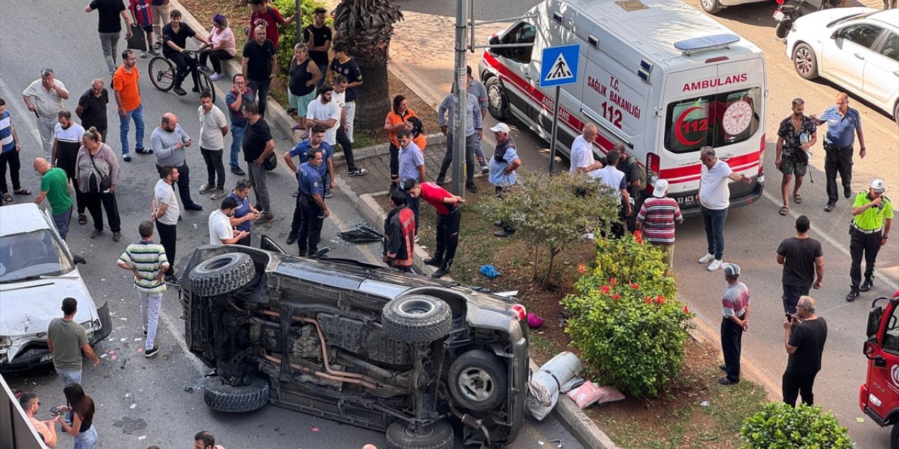 Mersin'de pikaba çarpıp devrilen cipteki 4 kişi yaralandı