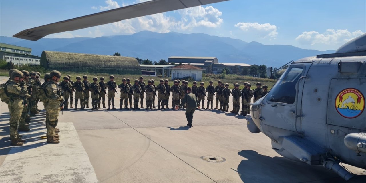 MSB, amfibi deniz piyadelerinin "Helikopter ve Tank Piyade İşbirliği" eğitimlerinden fotoğraf paylaştı