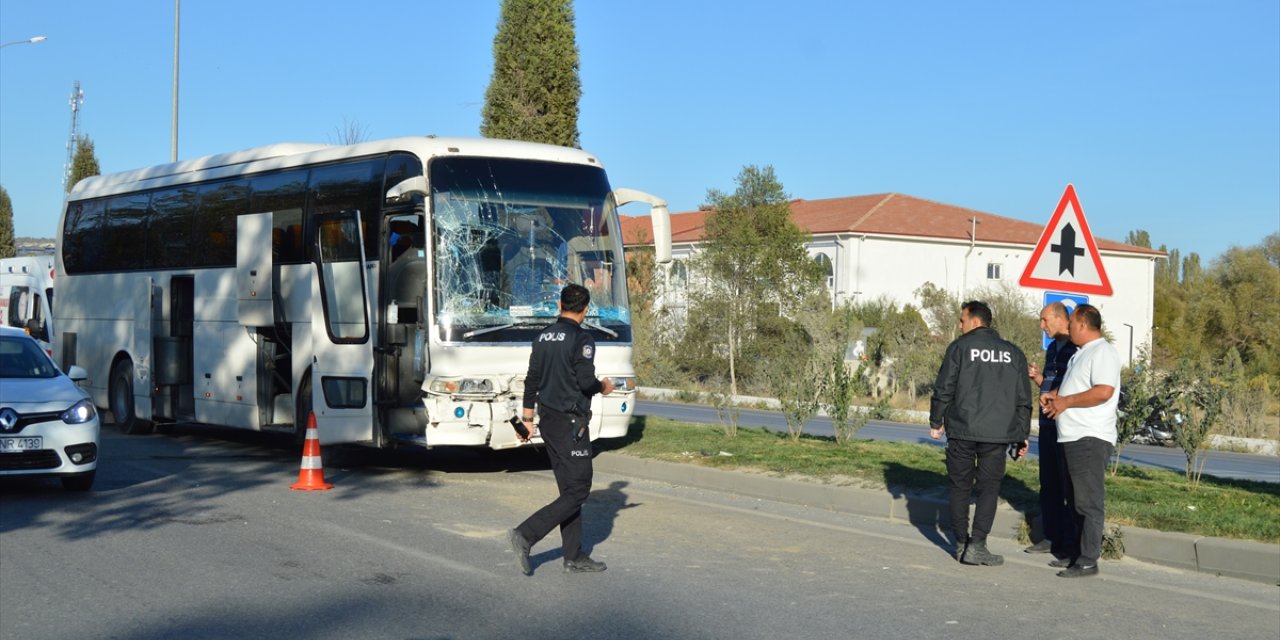 Kütahya'da iki işçi servisinin çarpıştığı kazada 3 kişi yaralandı