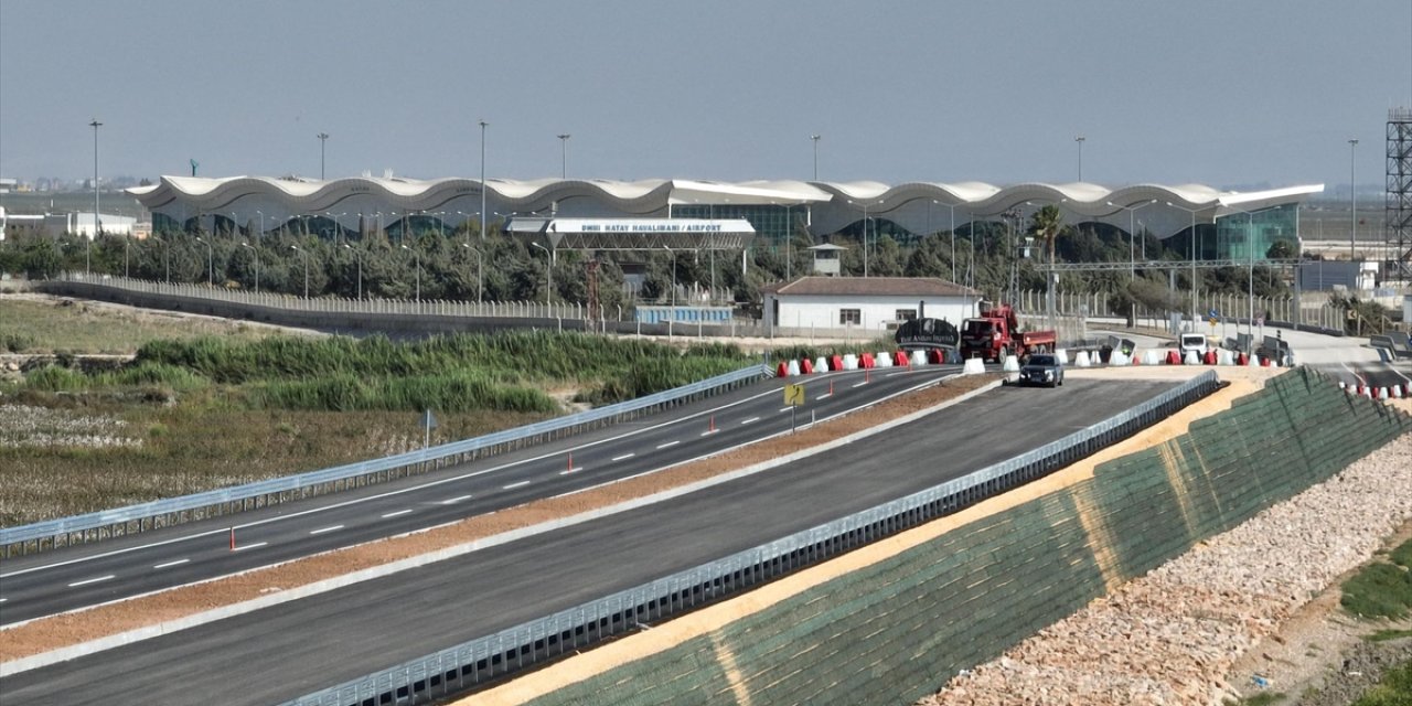 Depremlerde hasar gören Hatay Havalimanı yolu tek yönden gidiş geliş trafiğine açıldı