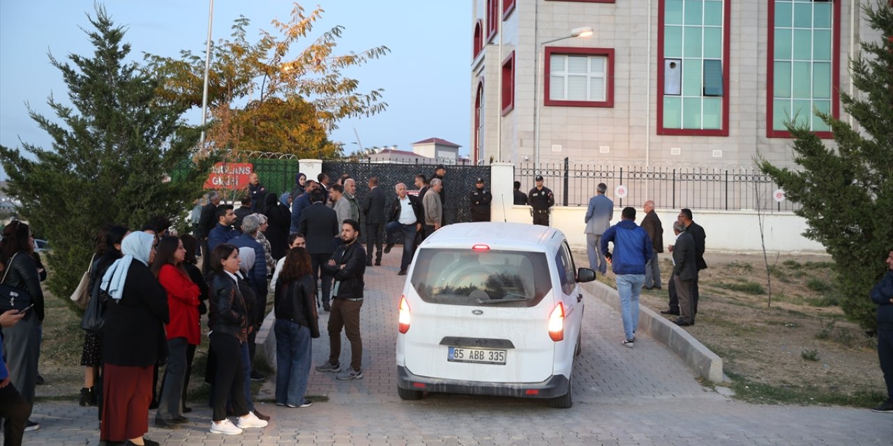 Üniversite öğrencisi Rojin Kabaiş'in cenazesi Van Adli Tıp Kurumu'na götürüldü