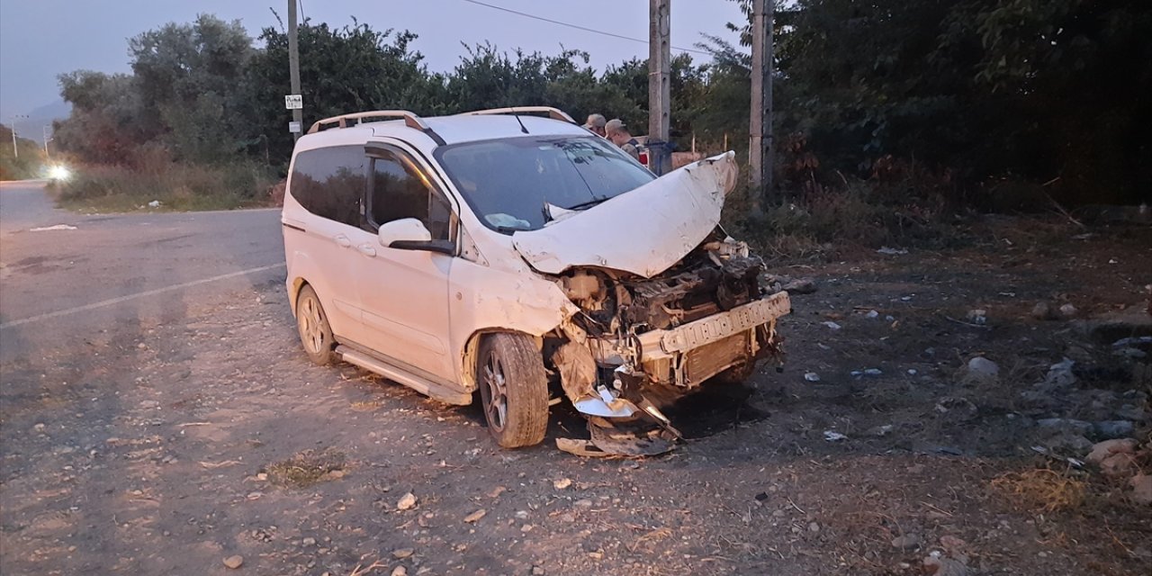 Hatay'da 3 aracın karıştığı zincirleme trafik kazasında 7 kişi yaralandı