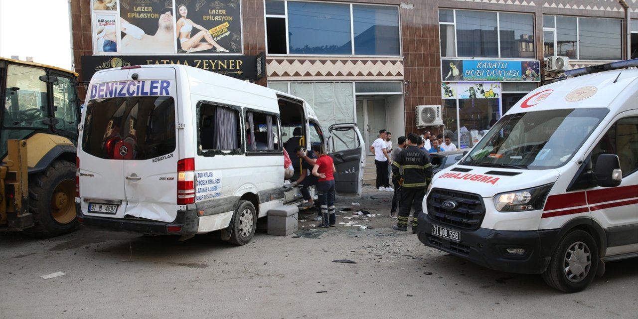 Hatay'da freni arızalanan iş makinesinin 7 araca çarpması sonucu 8 kişi yaralandı