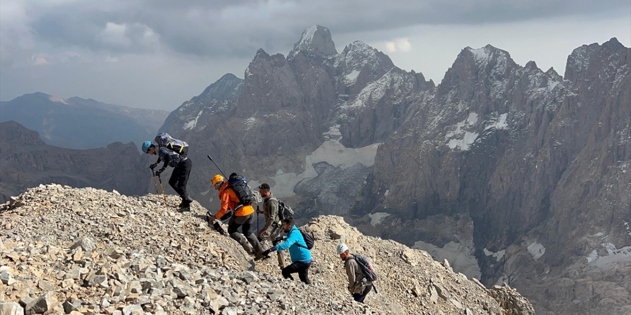 Hakkari'de dağcılar, Köşe Direği Dağı'nda zirve yaptı