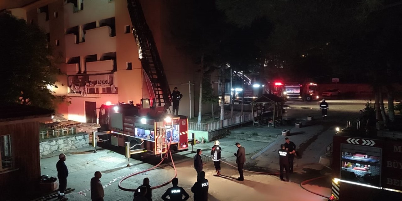 Malatya'da ağır hasarlı okulun çatısında çıkan yangın söndürüldü