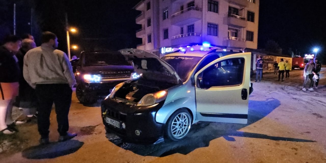 Sakarya'da park halindeki araca çarpan otomobildeki 1 kişi öldü, 1 kişi yaralandı