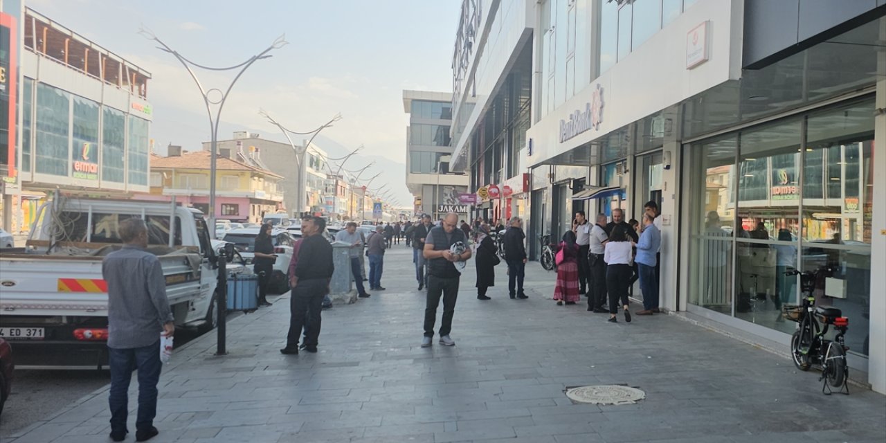 Malatya'da meydana gelen 5,9 büyüklüğündeki deprem Erzincan ve Tunceli'de de hissedildi