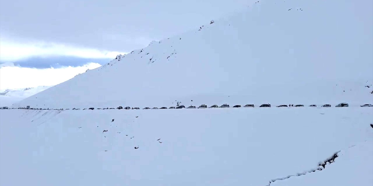 Kırgızistan'da kar yağışı Bişkek-Oş kara yolundaki ulaşımı aksattı