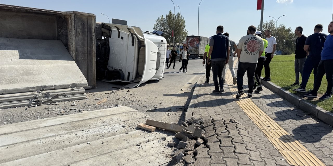 Kahramanmaraş'ta beton blok yüklü tır devrildi