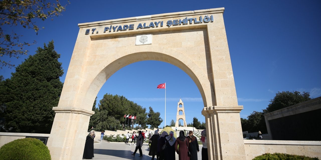 Çanakkale'nin Batmanlı misafirleri Tarihi Gelibolu Yarımadası'ndaki şehitlik ve anıtları gezdi