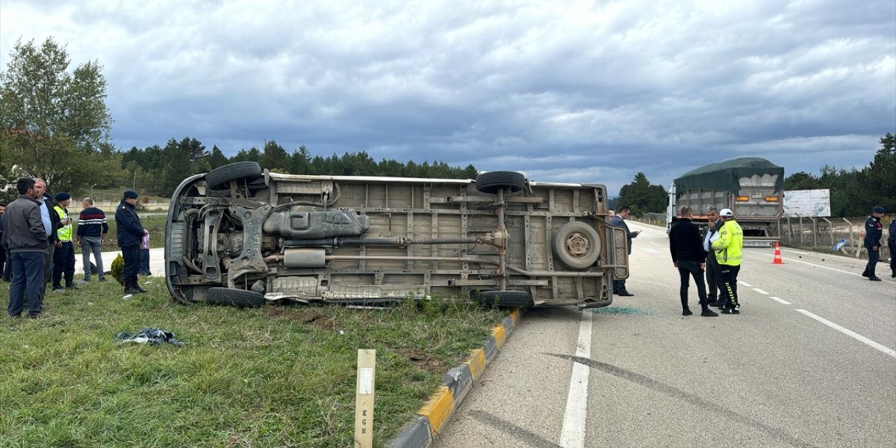 Kastamonu'da okul servisi ile tırın çarpışması sonucu 12'si öğrenci 13 kişi yaralandı