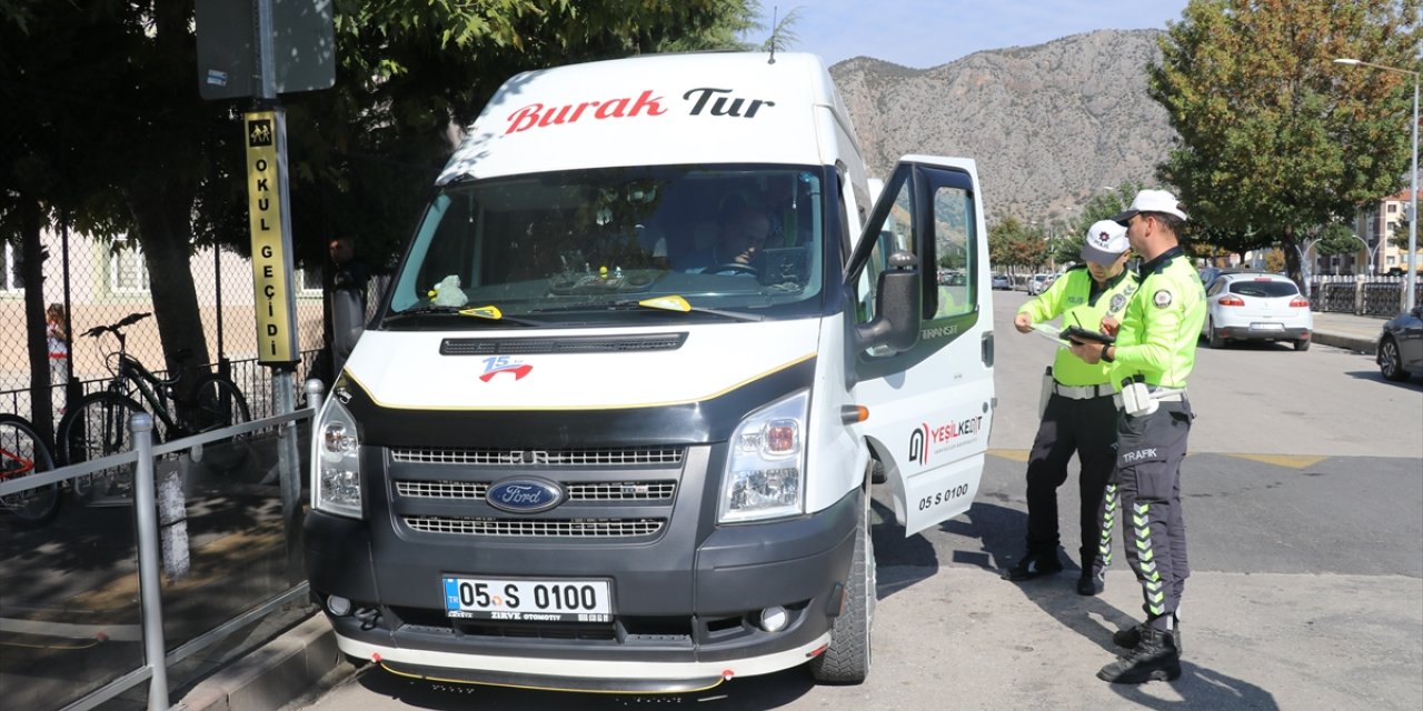 Sözünü tutan trafik polisi emniyet kemeri takan öğrencilere çikolata verdi