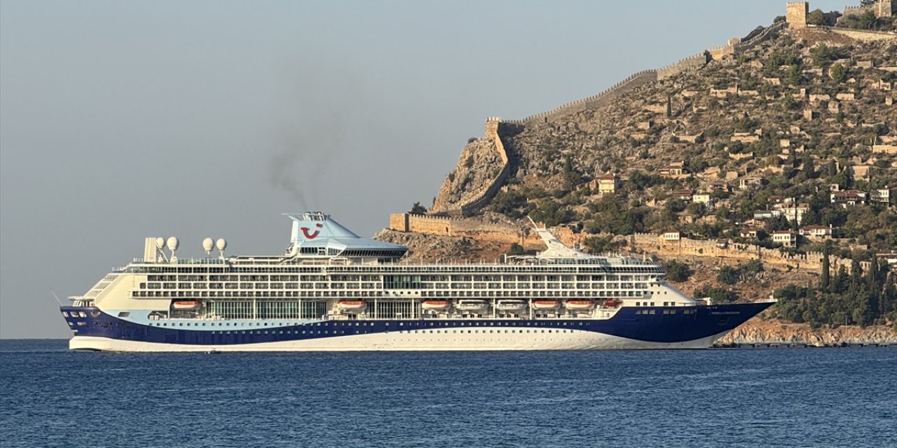 Bahama bayraklı kruvaziyer "Marella Discovery" Alanya Limanı'na demirledi