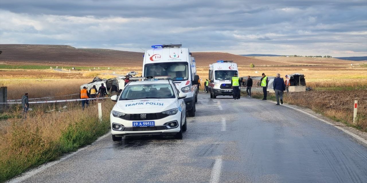 GÜNCELLEME - Çorum'da minibüsle tankerin çarpışması sonucu 1 kişi öldü, 18 kişi yaralandı