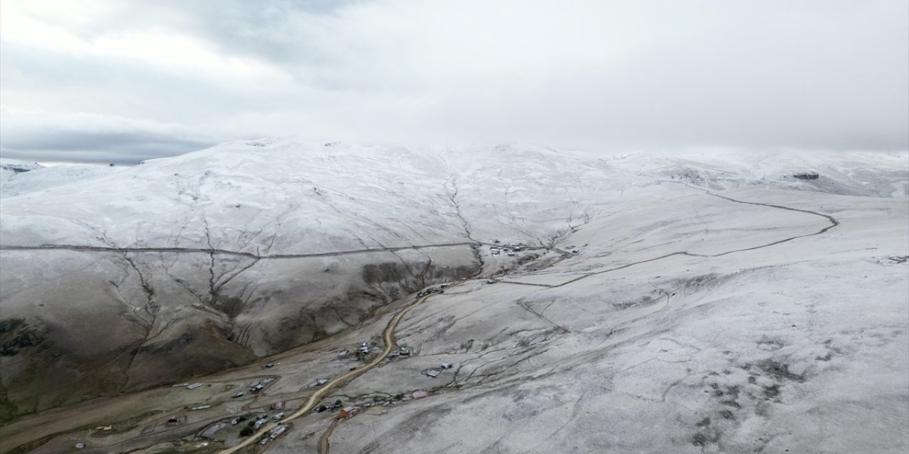 Giresun'un Kümbet Yaylası'na kar yağdı