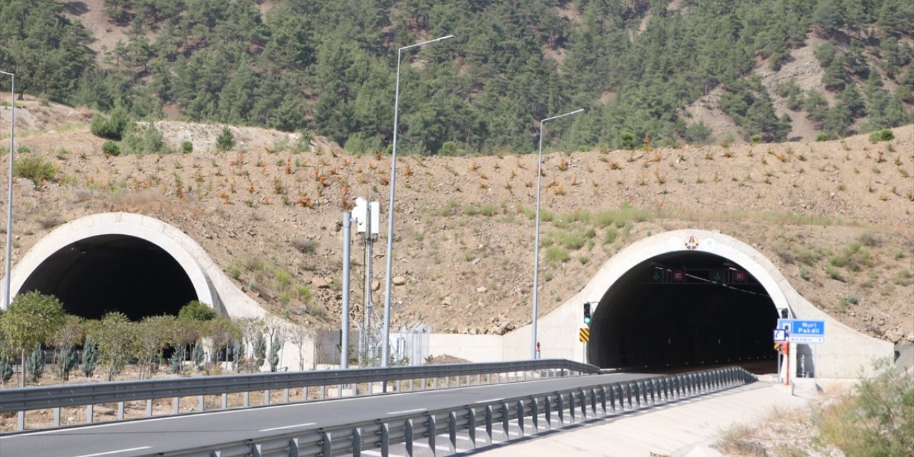 Türk edebiyatının "Dede Korkut"u Karakoç ve "Kudüs Şairi" Pakdil'in isimleri yaşatılıyor