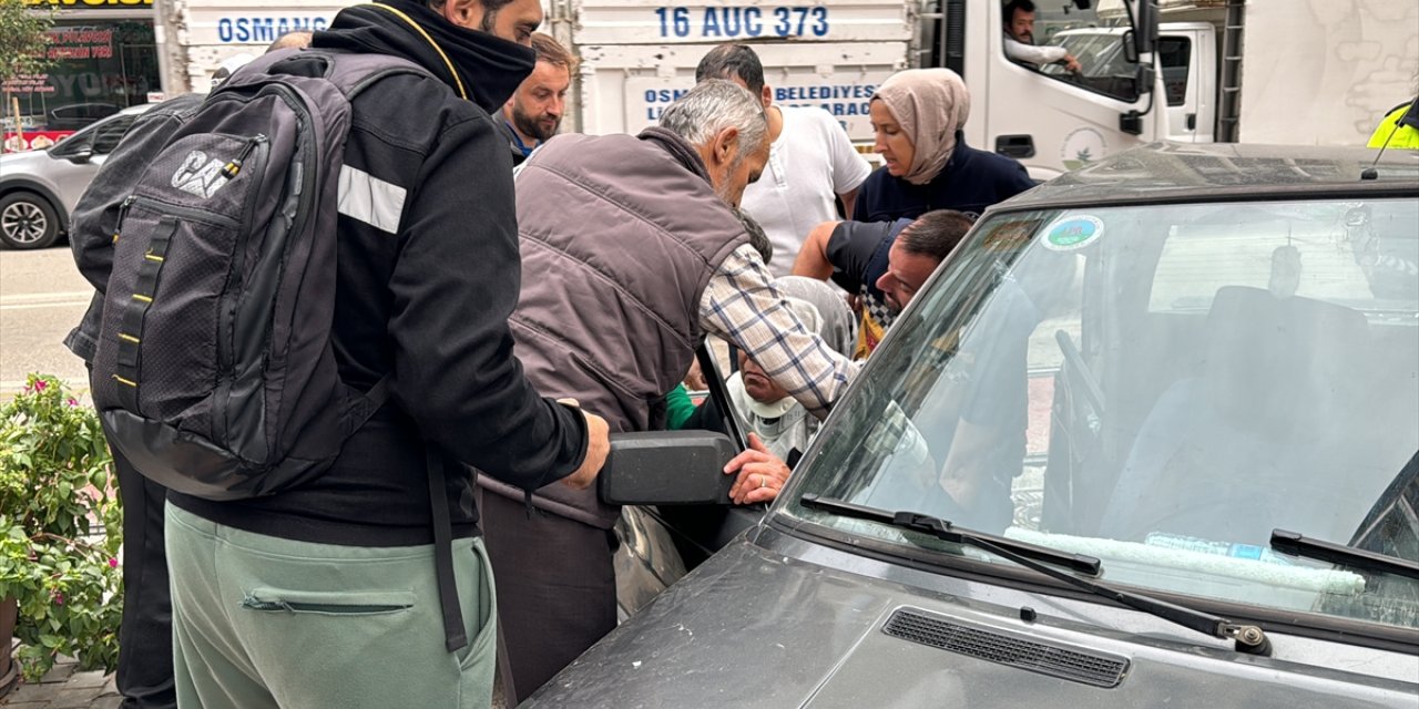 Bursa'da hafif ticari araçla çarpışan otomobilde sıkışan yaralı kurtarıldı