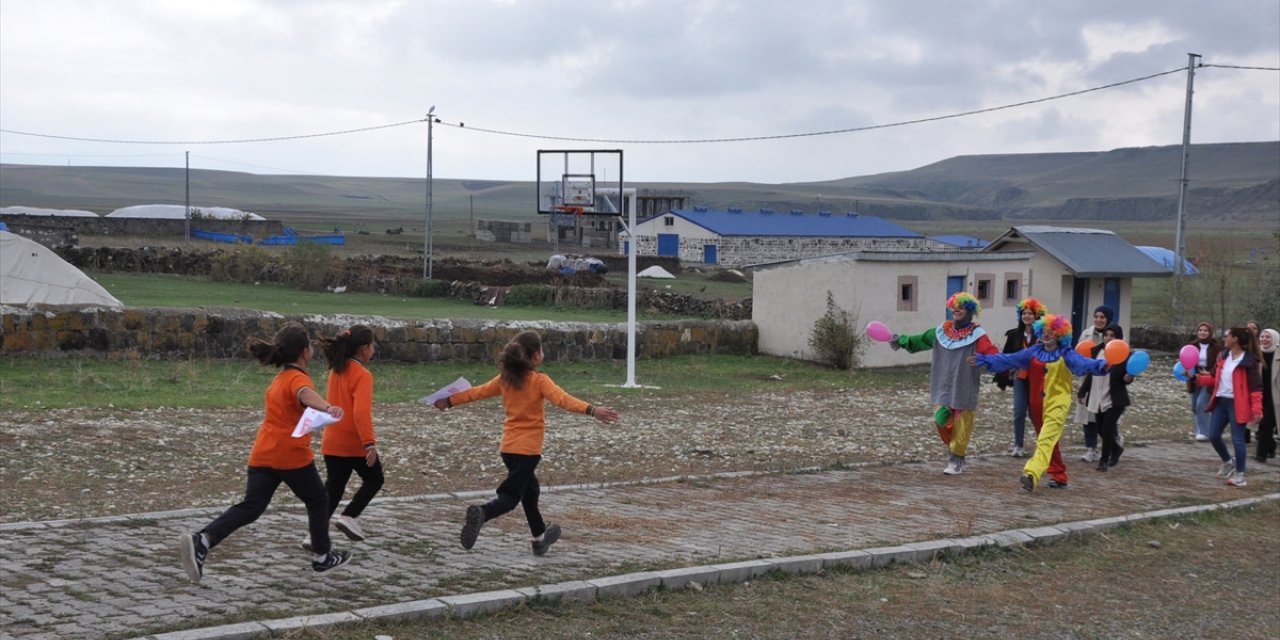 Köy köy gezen üniversite öğrencileri Karslı çocuklarla buluşuyor