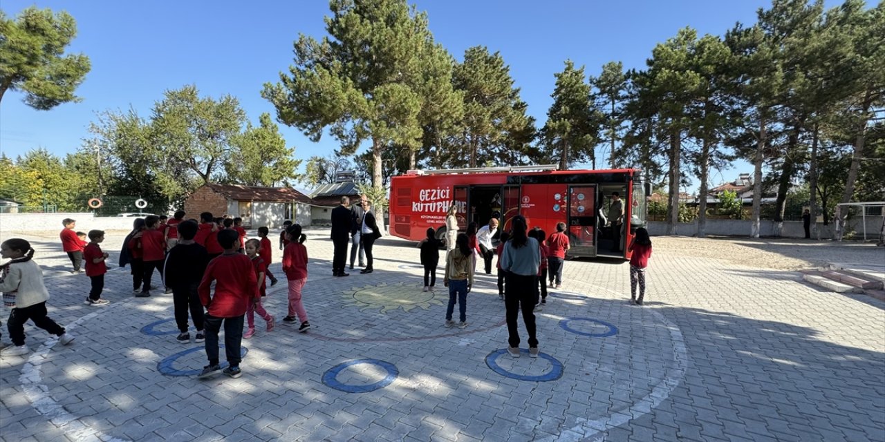 Mobil "gezegen evi" ile köy okullarındaki öğrencilere uzay merakı aşılanıyor